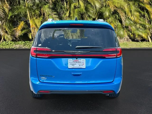 New 2026 Hydro Blue Pearl-Coat Exterior Paint Chrysler Select image 5