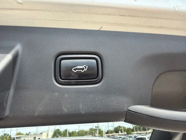 Used 2022 Silver Hyundai SEL Convenience image 33