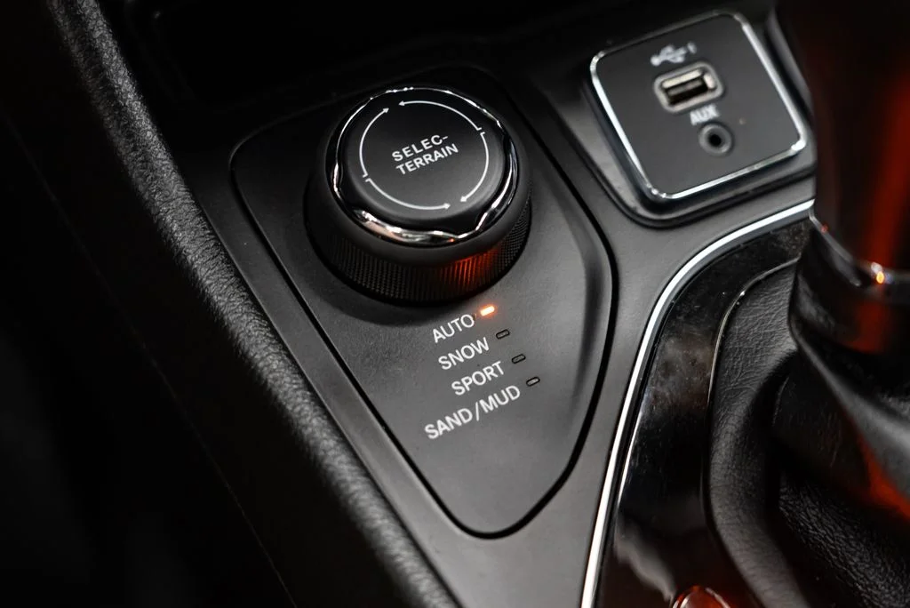Used 2023 Black Jeep Altitude image 21