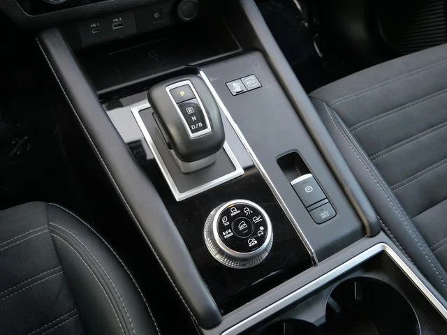 Used 2024 Silver Mitsubishi SE image 24