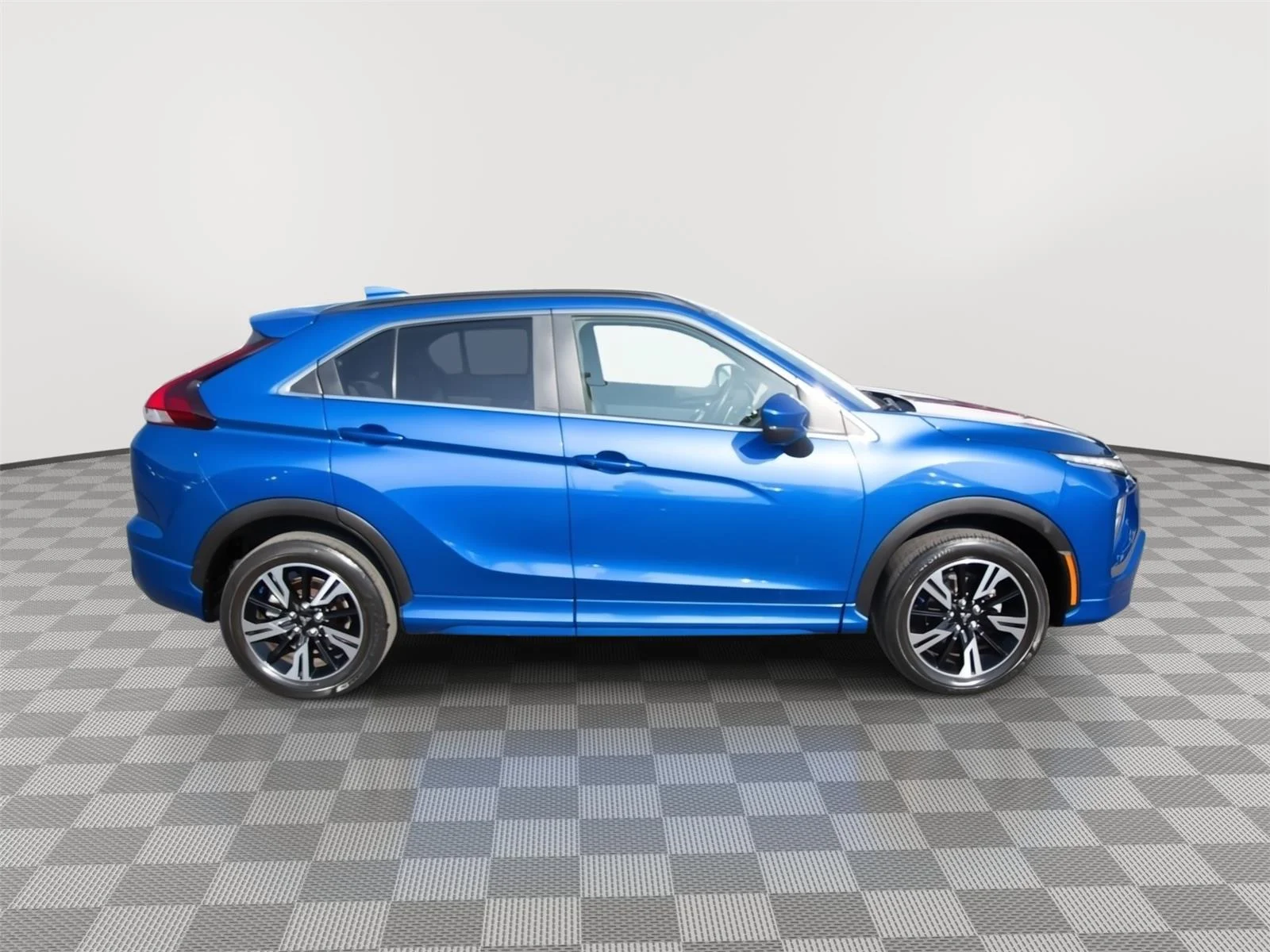 Used 2024 Lightning Blue Metallic Mitsubishi SEL image 4