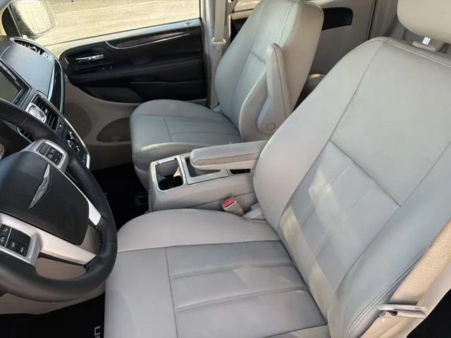 Used 2015 Silver Chrysler LX image 18