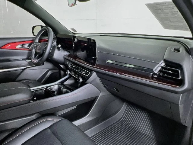 Used 2025 Gray Chevrolet Z71 image 40