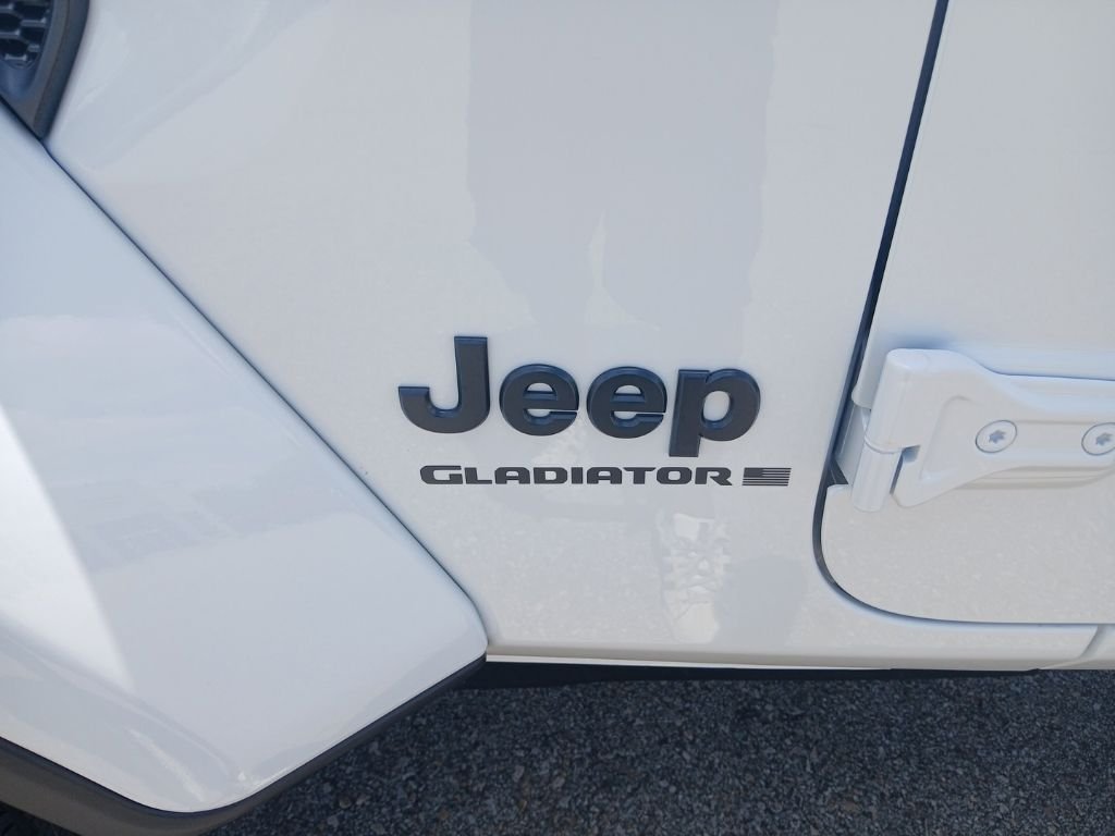 New 2026 Bright White Clear-Coat Exterior Paint Jeep Sahara image 13