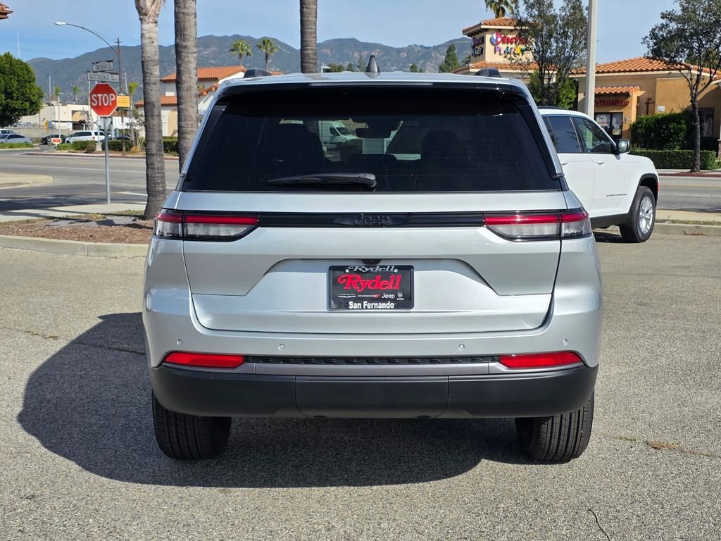 New 2026 Silver Zynith Exterior Paint Jeep Altitude image 5