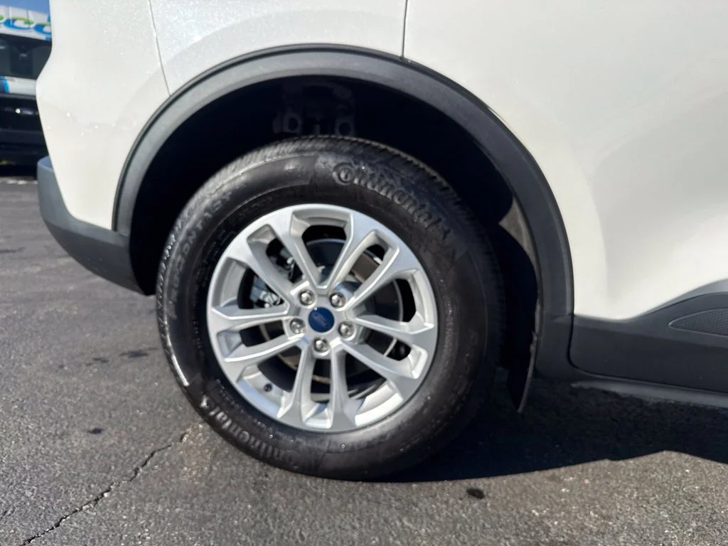 Certified Used 2022 White Metallic Ford SE image 57