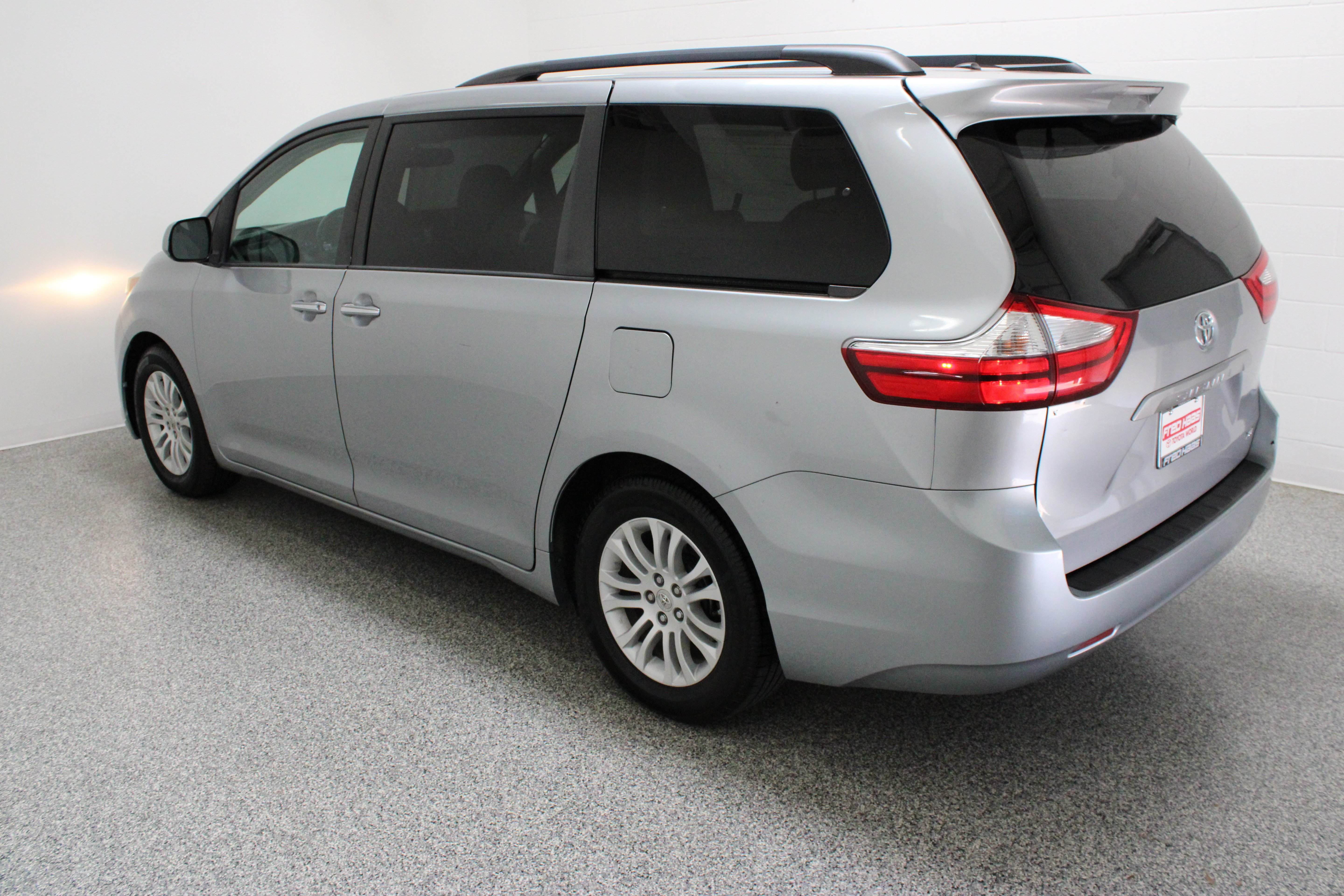 Used 2015 Silver Sky Metallic Toyota XLE Premium 3.5L image 9