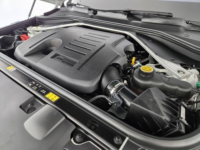 Used 2023 White Land Rover SE Dynamic image 19