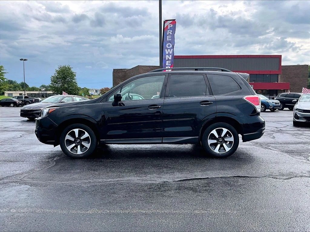 Used 2017 Black Subaru 2.5i Premium image 5