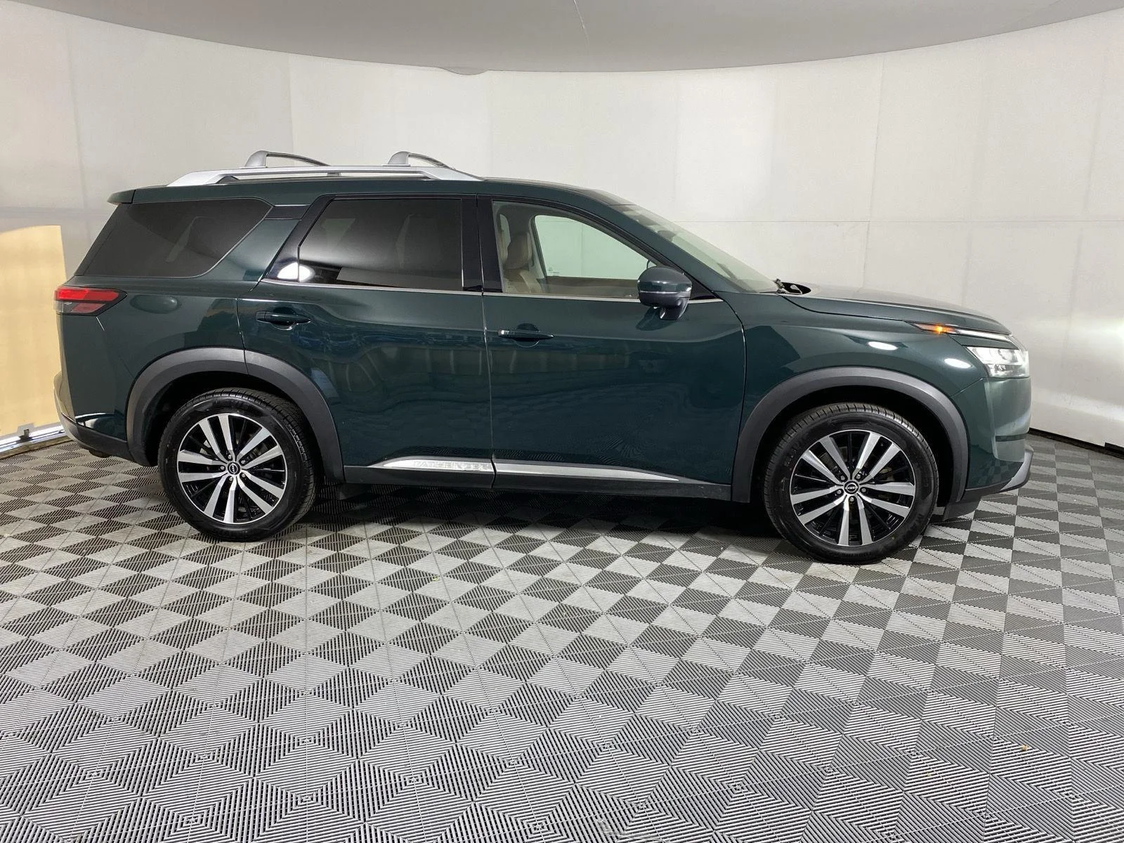 Used 2023 Obsidian Green Pearl Nissan Platinum image 10