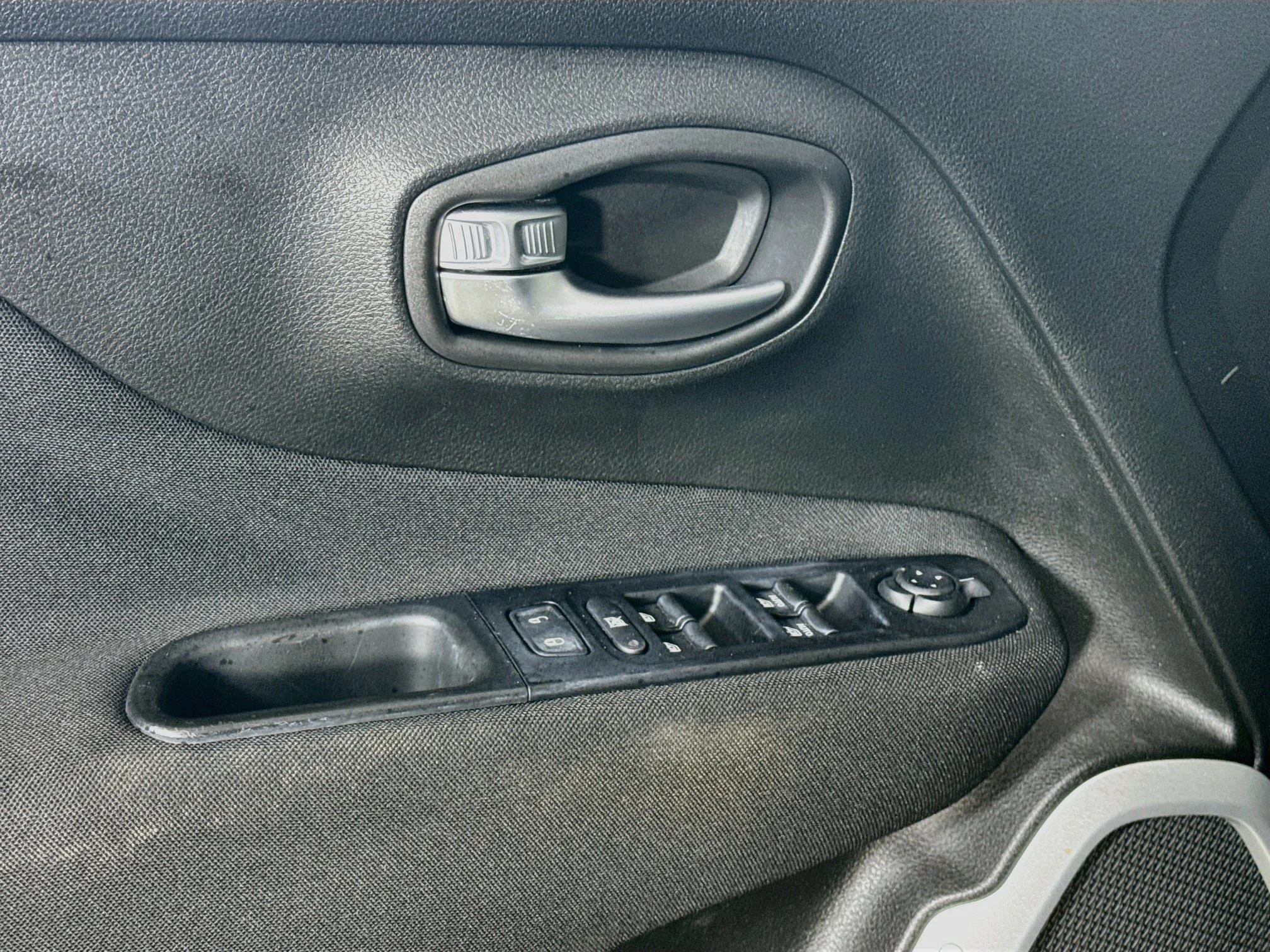 Used 2018 Black Jeep Latitude image 20