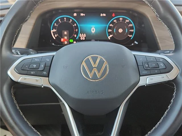 Used 2025 Silver Volkswagen 2.0T SE w/Technology Front-Wheel Drive image 19