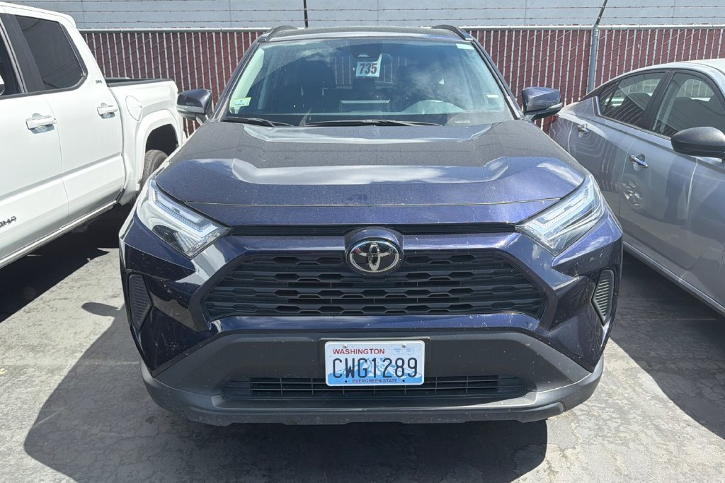 Used 2024  Toyota XLE image 3