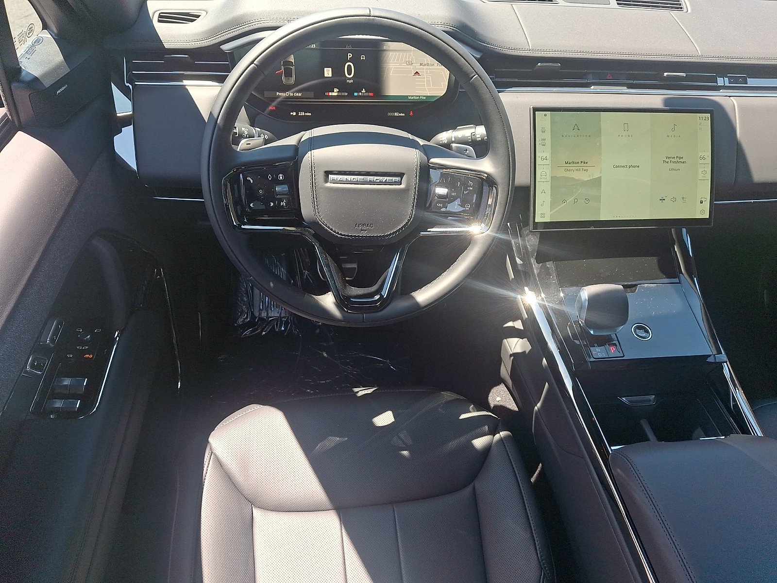 New 2026 Charente Grey Land Rover Dynamic SE image 6
