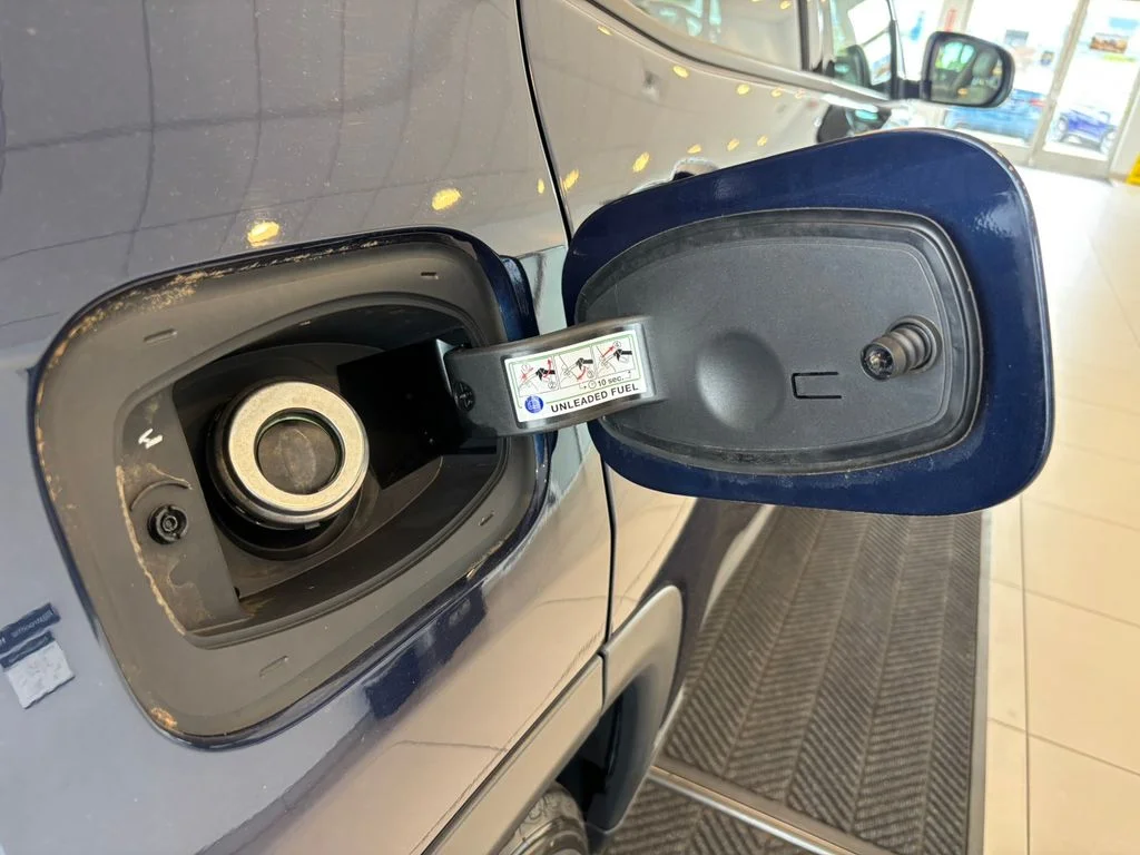 Used 2018 Blue Jeep Latitude image 33