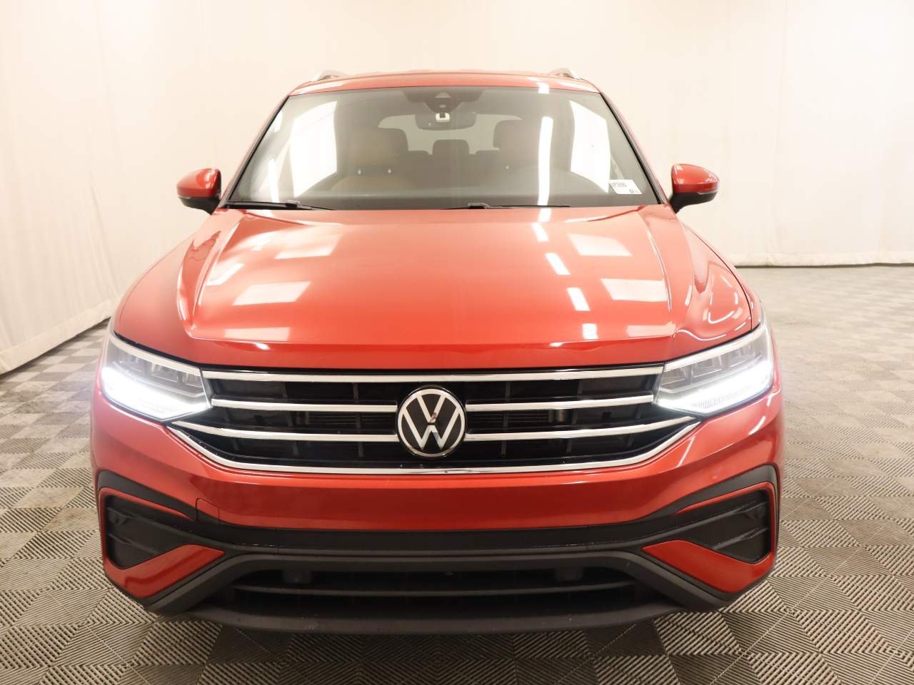 Used 2022 Kings Red Metallic Volkswagen SE image 4