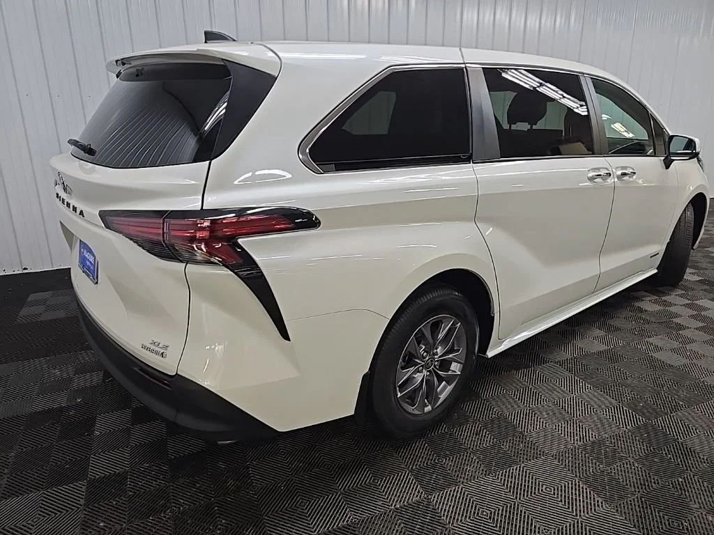 Used 2021 White Toyota XLE image 10
