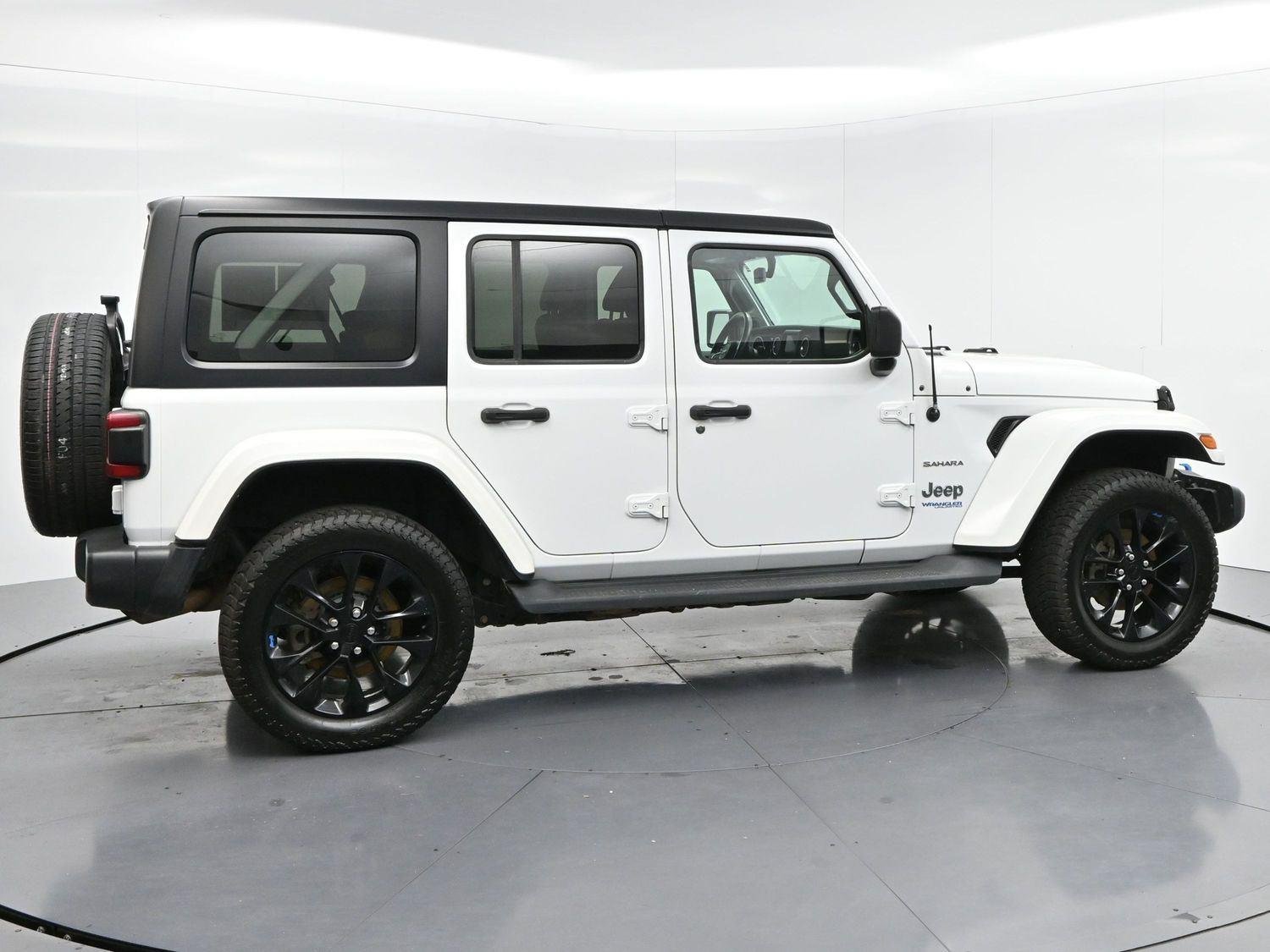 Used 2022 Bright White Clearcoat Jeep Unlimited Sahara image 8