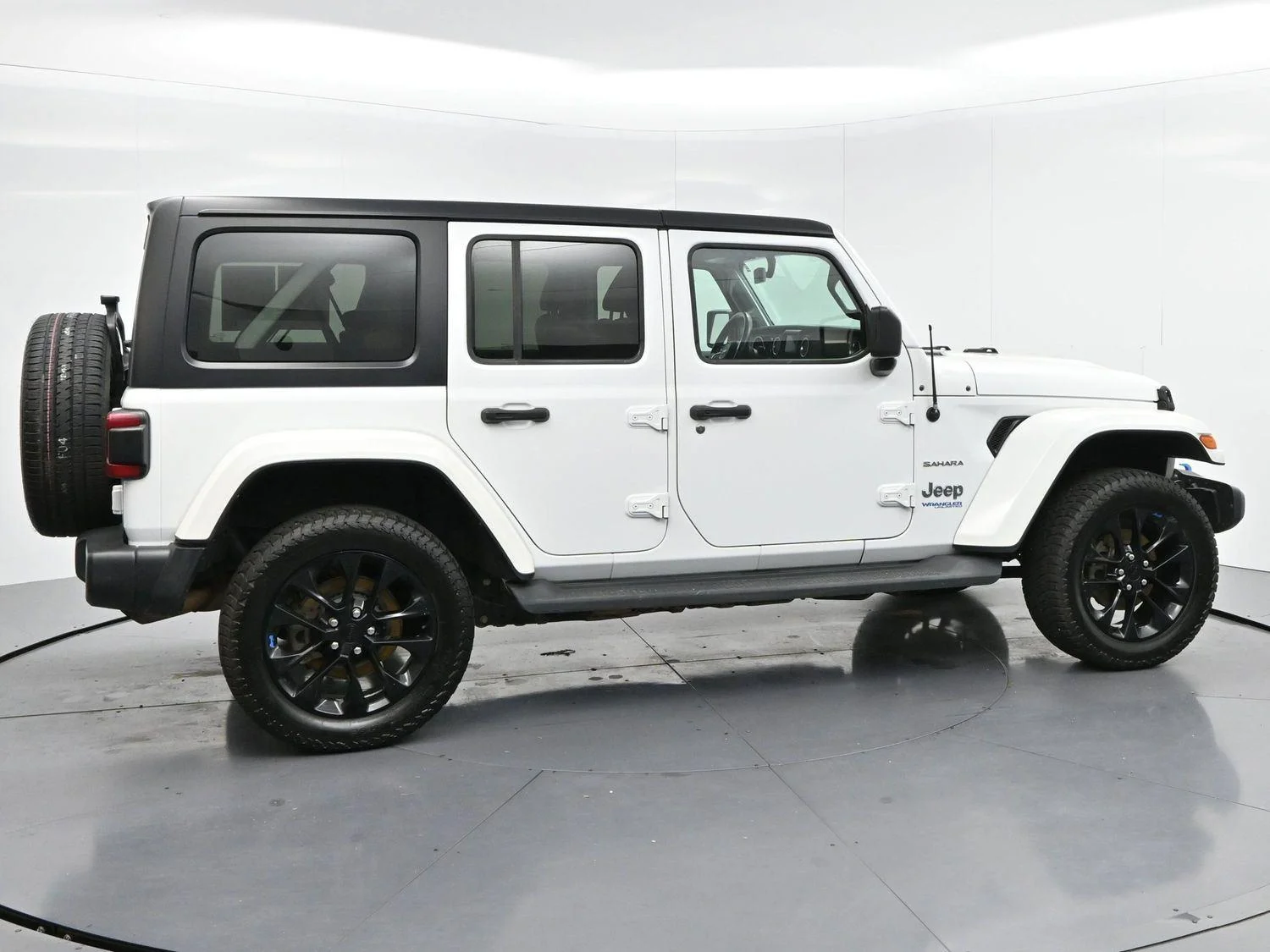 Used 2022 Bright White Clearcoat Jeep Unlimited Sahara image 8