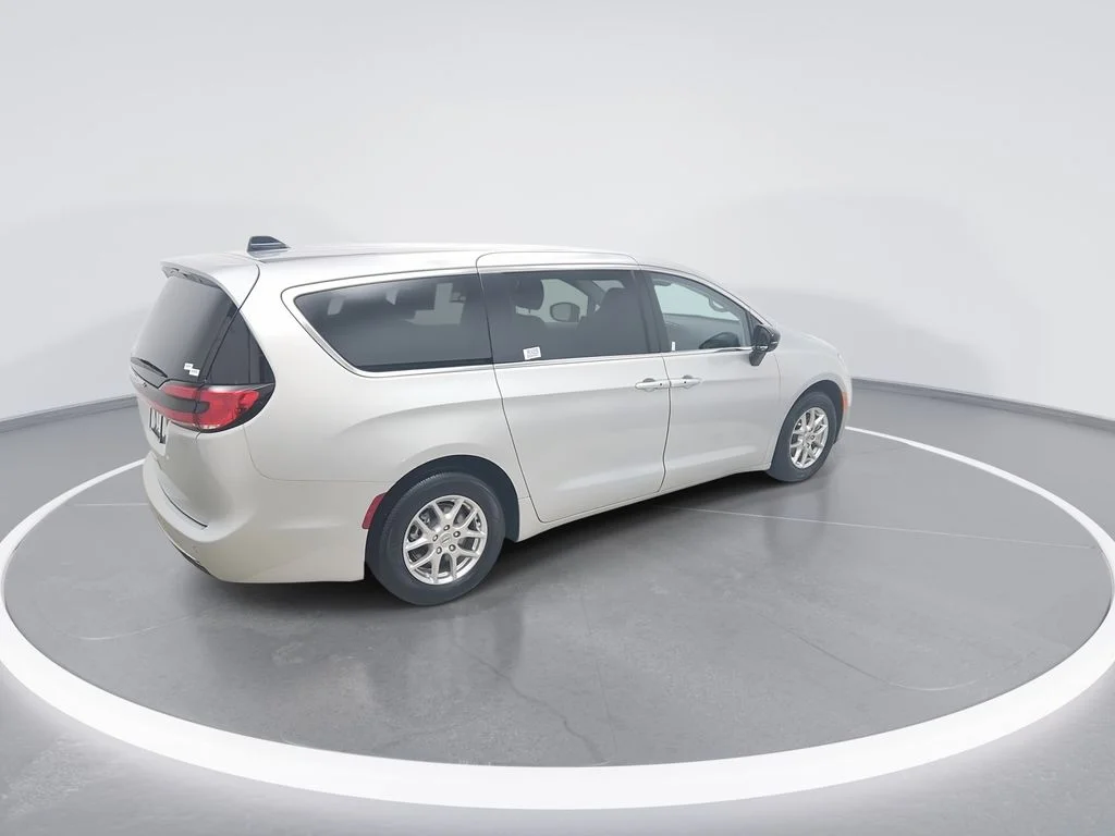 Used 2024 Silver Chrysler Touring L image 7