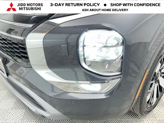 Used 2025 Moonstone Gray Metallic/Black Roof Mitsubishi SE image 57