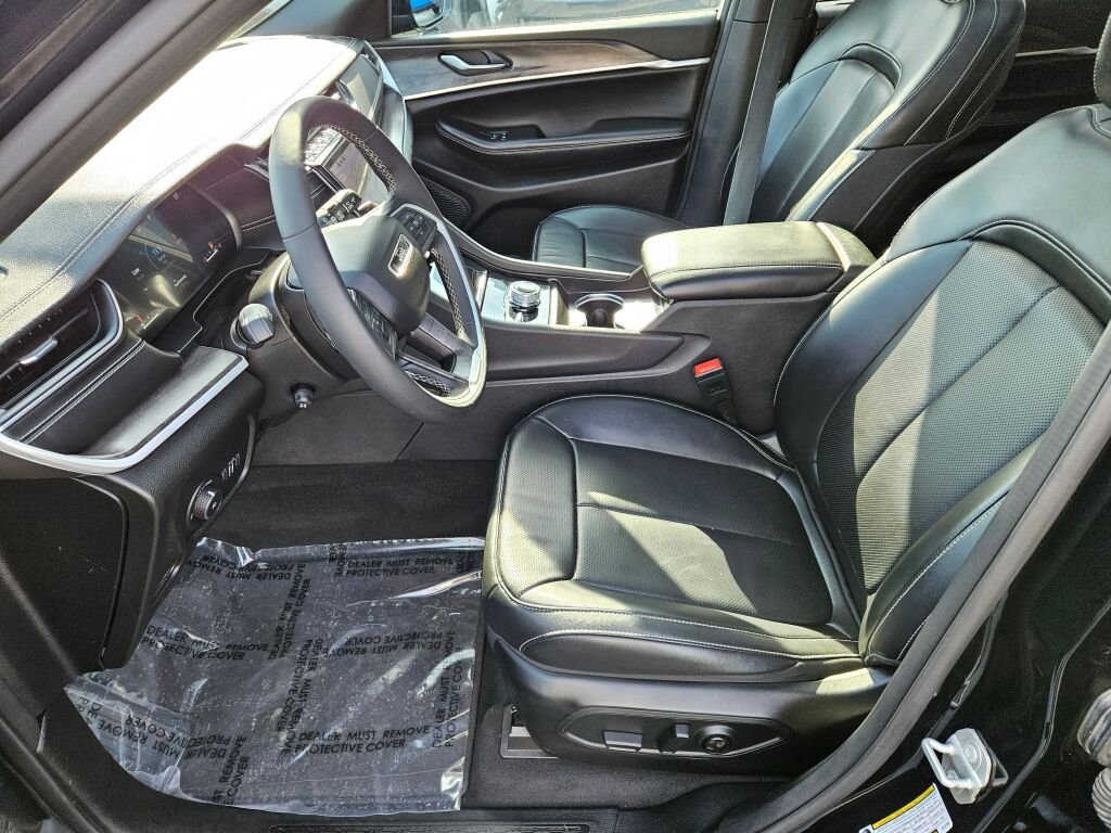 Used 2024 Diamond Black Crystal Pearl Coat Jeep Limited image 18
