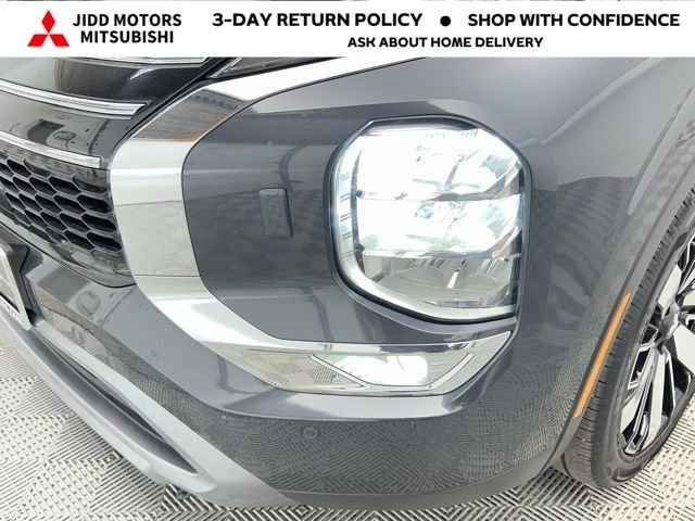 Used 2025 Moonstone Gray Metallic/Black Roof Mitsubishi SE image 57
