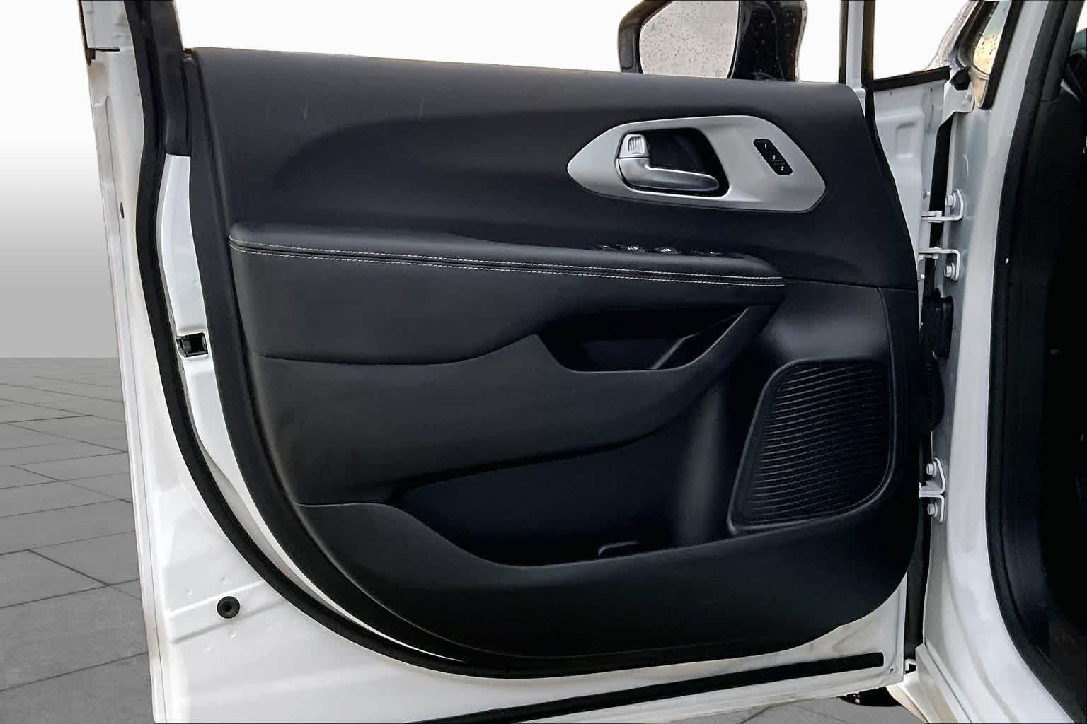 Used 2025 Bright White Clearcoat Chrysler Limited image 22