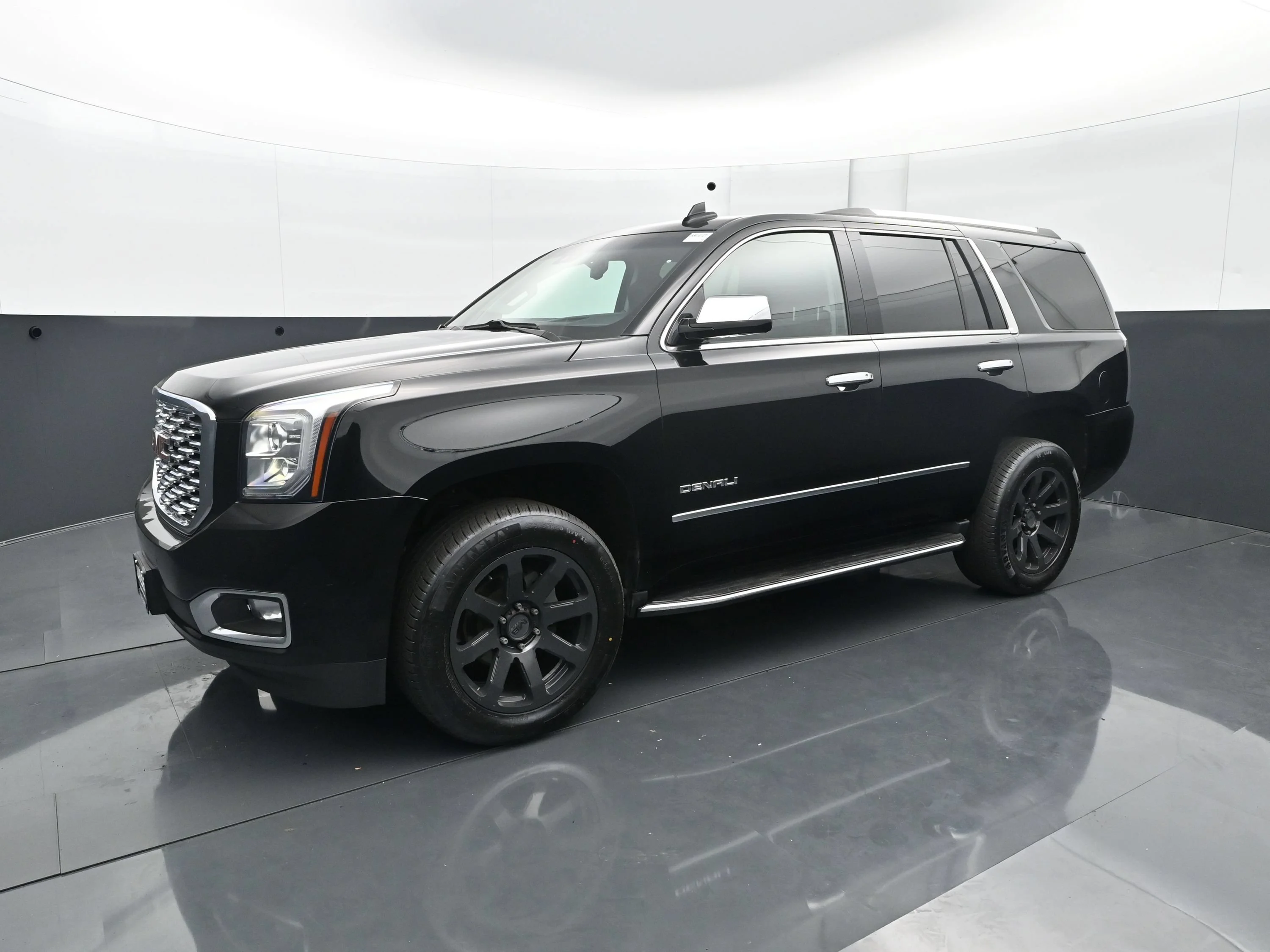Used 2019 GMC Yukon Denali with VIN 1GKS2CKJ5KR301831 for sale in Burnsville, Minnesota