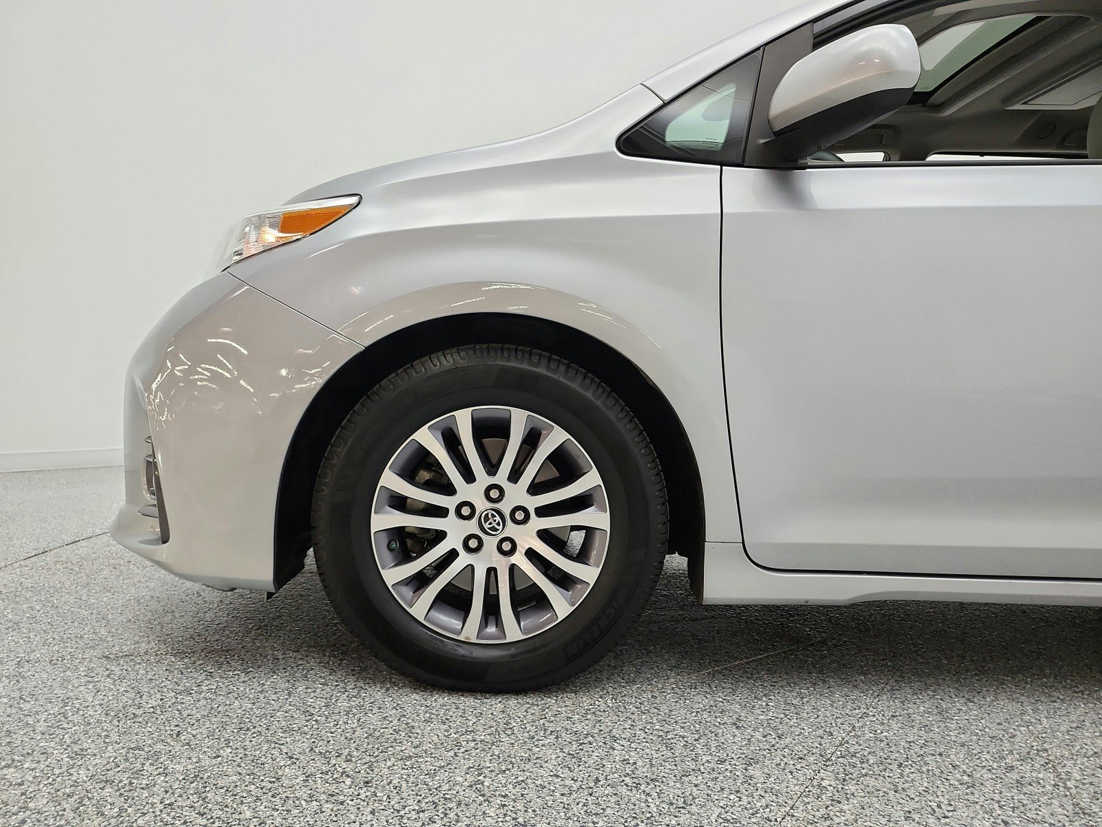 Used 2018 Silver Sky Metallic Toyota XLE Premium image 38
