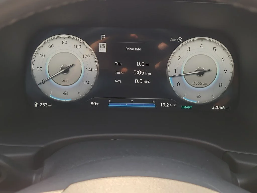 Used 2025 Red Hyundai SEL Premium image 6