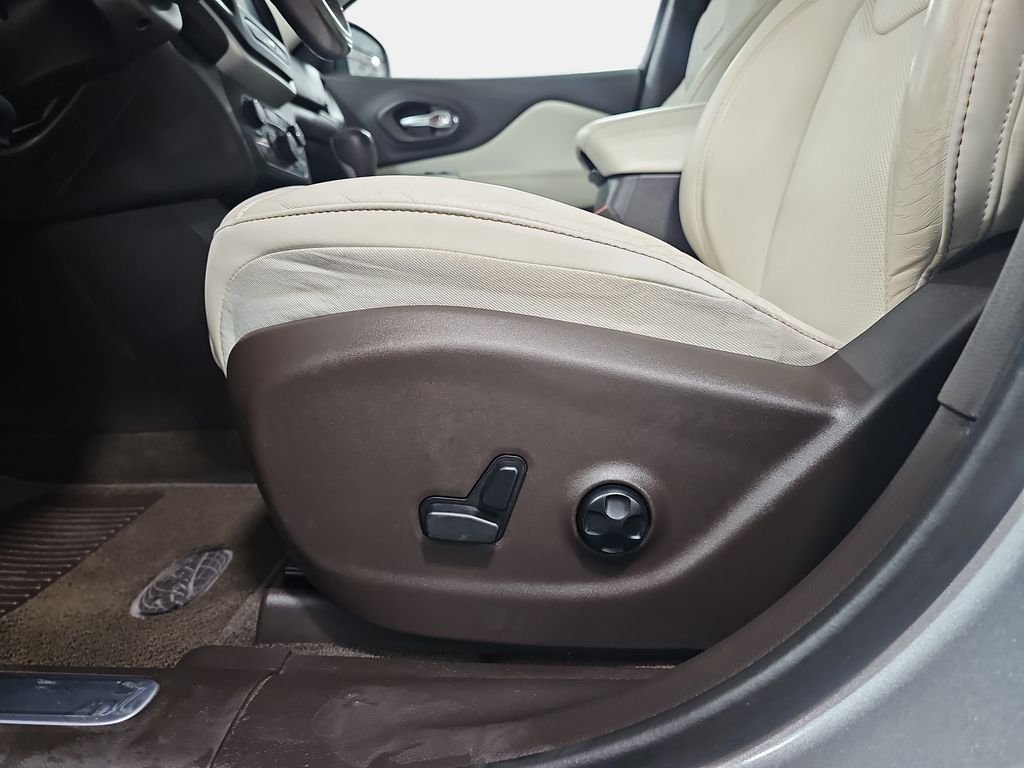 Used 2017 Silver Jeep Overland image 31
