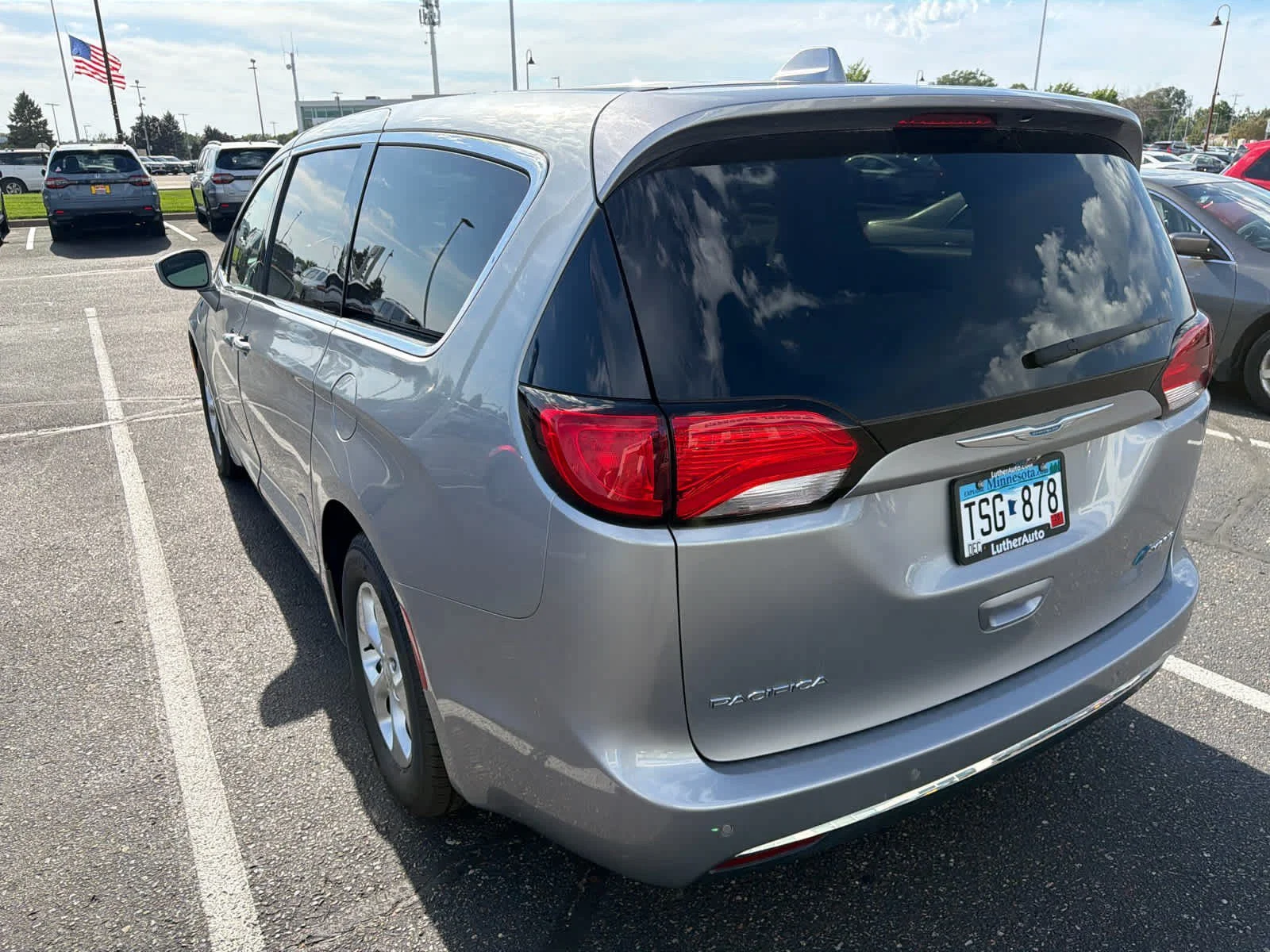 Used 2018 Billet Silver Metallic Clearcoat Chrysler Hybrid Touring Plus image 20