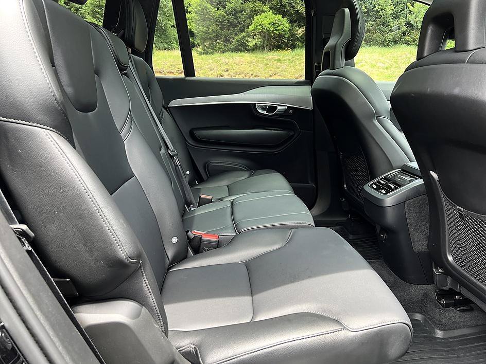 Used 2021 Onyx Black Metallic Volvo Momentum image 21