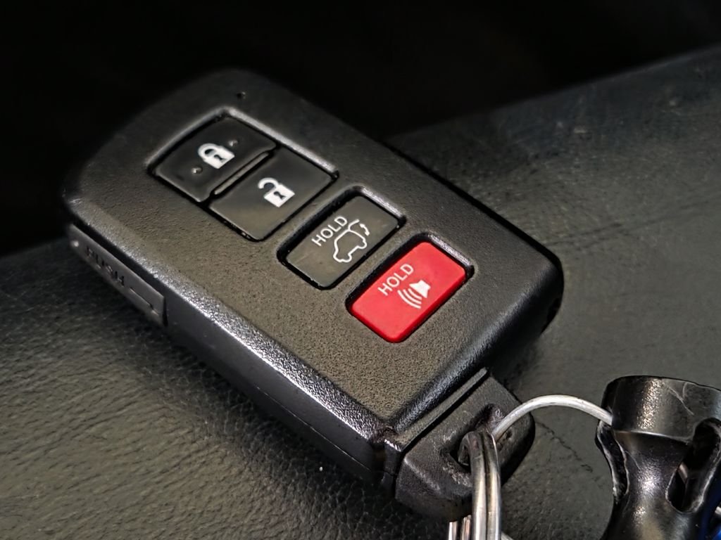 Used 2016 White Toyota XLE V6 image 35