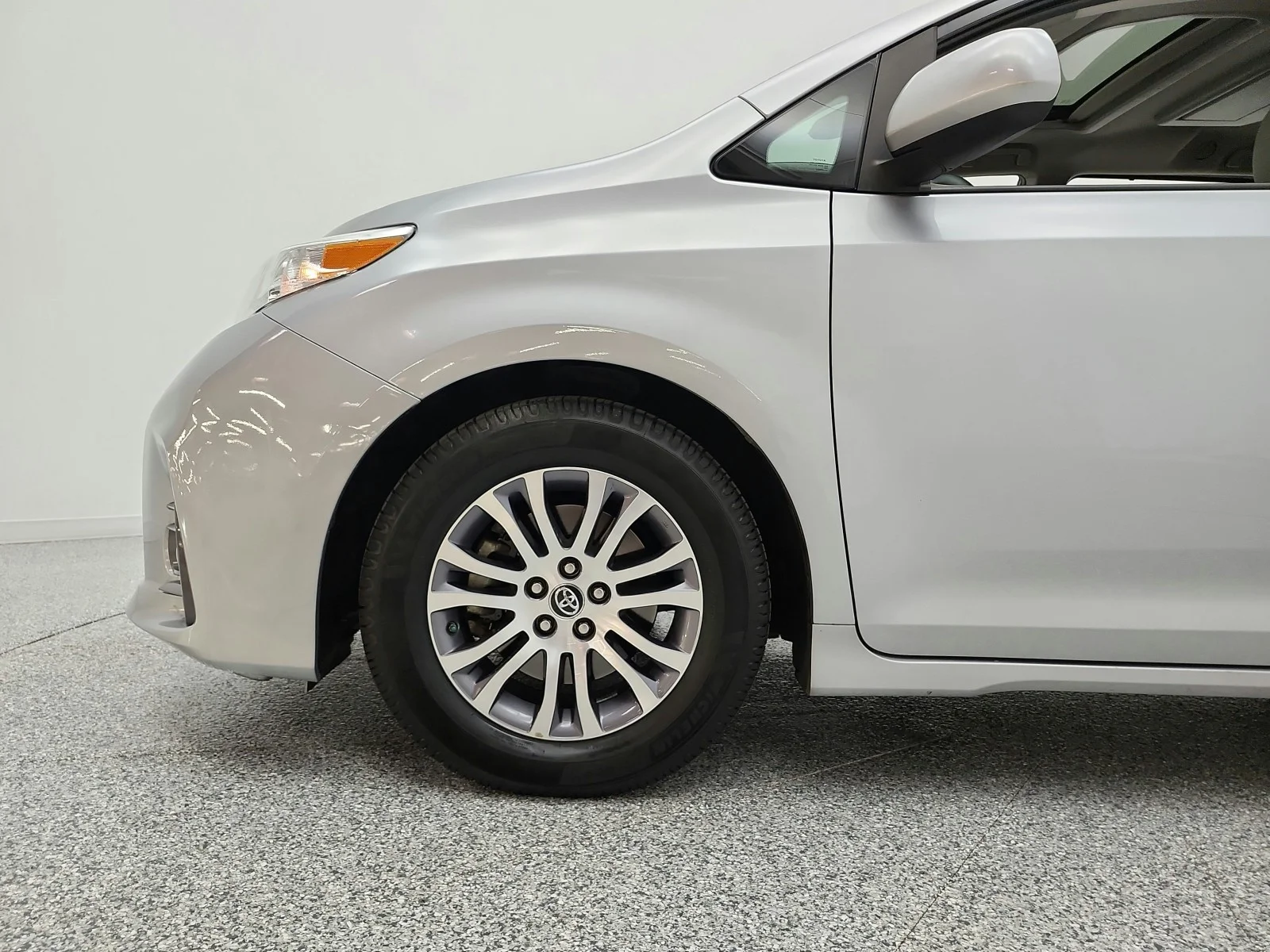 Used 2018 Silver Sky Metallic Toyota XLE Premium image 38