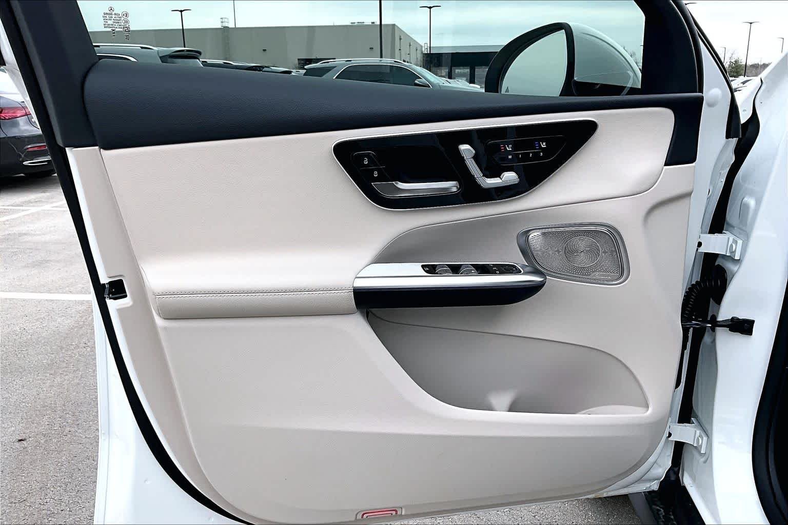 New 2026 Polar White Mercedes-Benz GLC 300 image 10