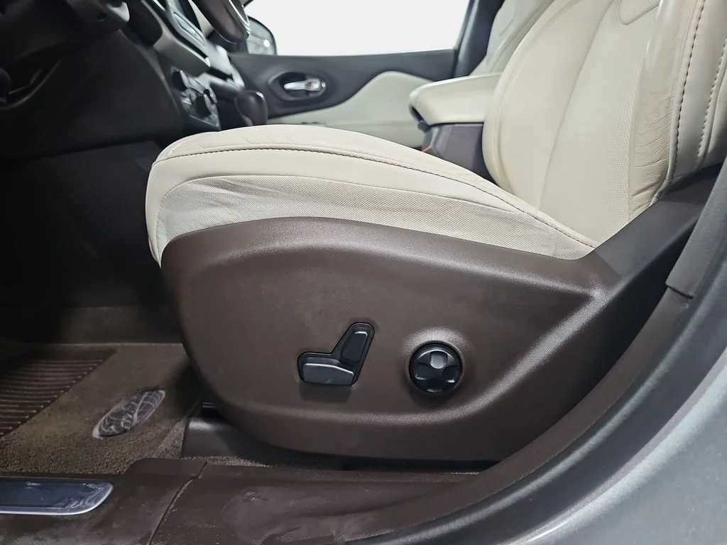 Used 2017 Silver Jeep Overland image 31