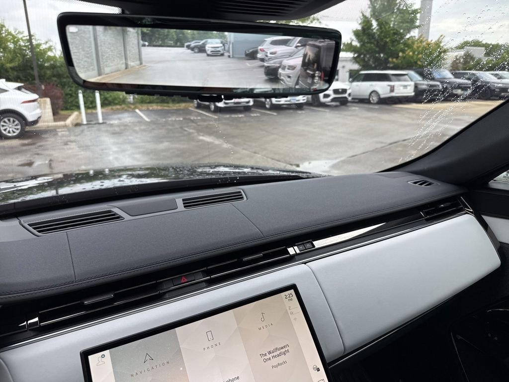 Used 2023 Black Land Rover SE Dynamic image 15