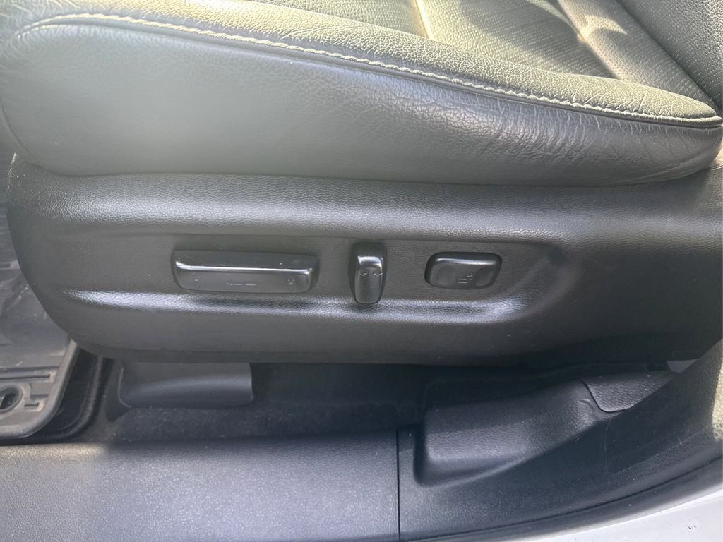Used 2019 White Diamond Pearl Honda Touring image 16