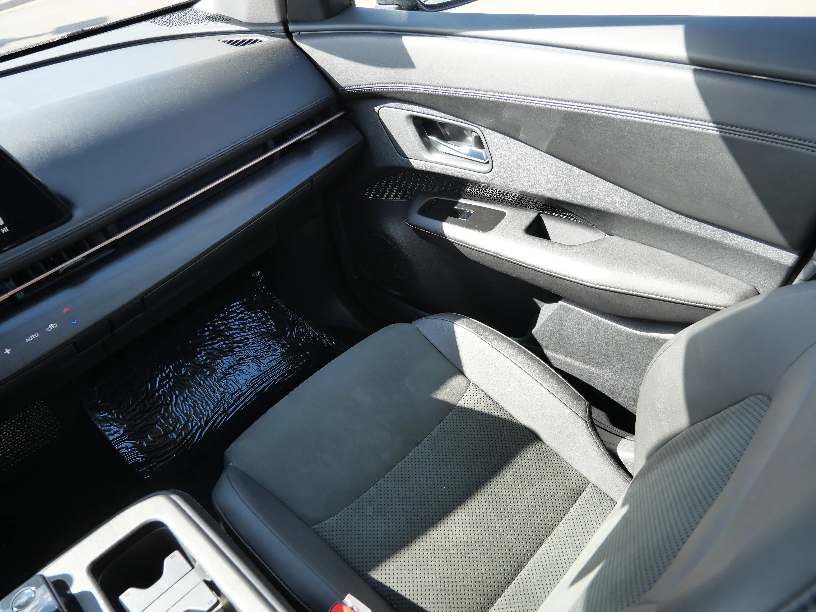 Used 2023 Gun Metallic Nissan ENGAGE image 11