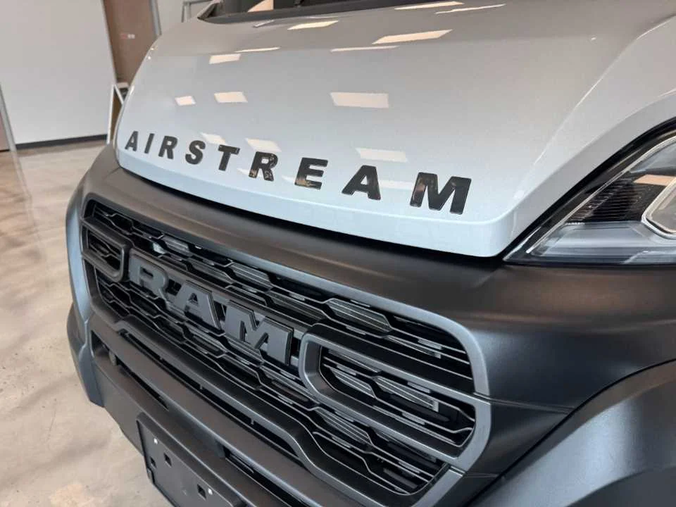 New 2027 BRIGHT SILVER METALLIC AIRSTREAM  image 34