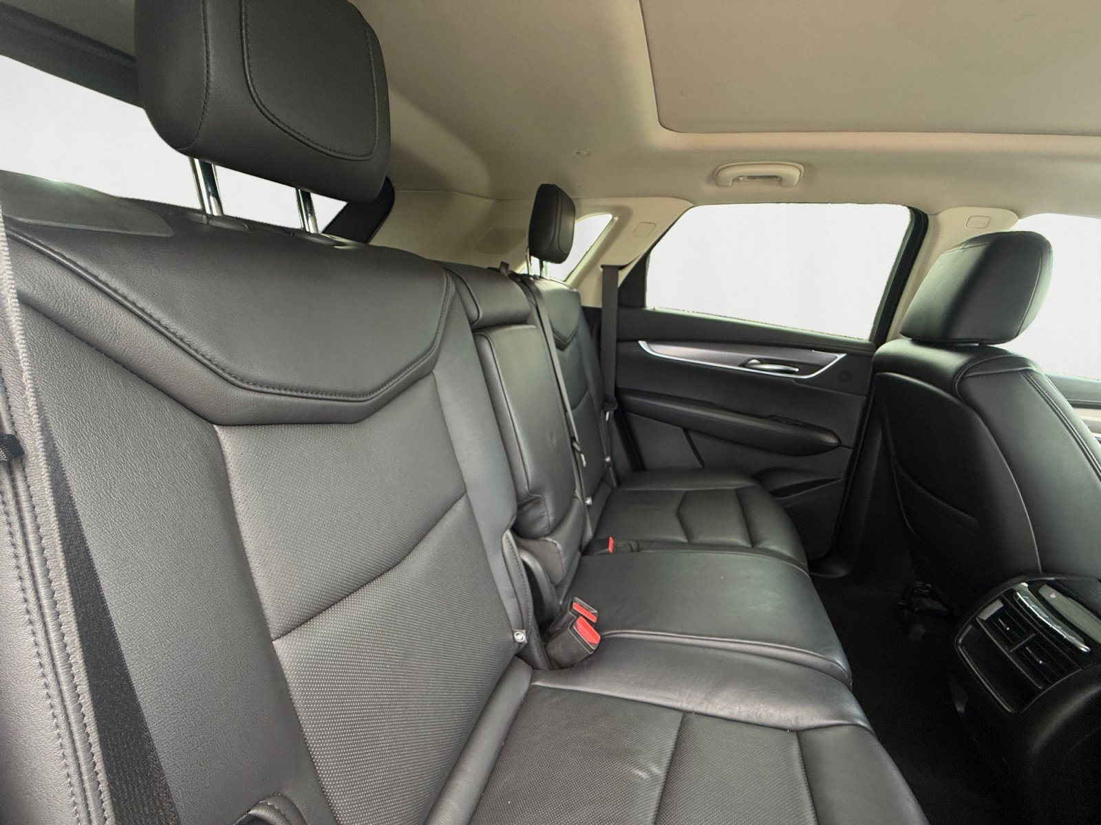 Used 2019 Crystal White Tricoat Cadillac Premium Luxury FWD image 18
