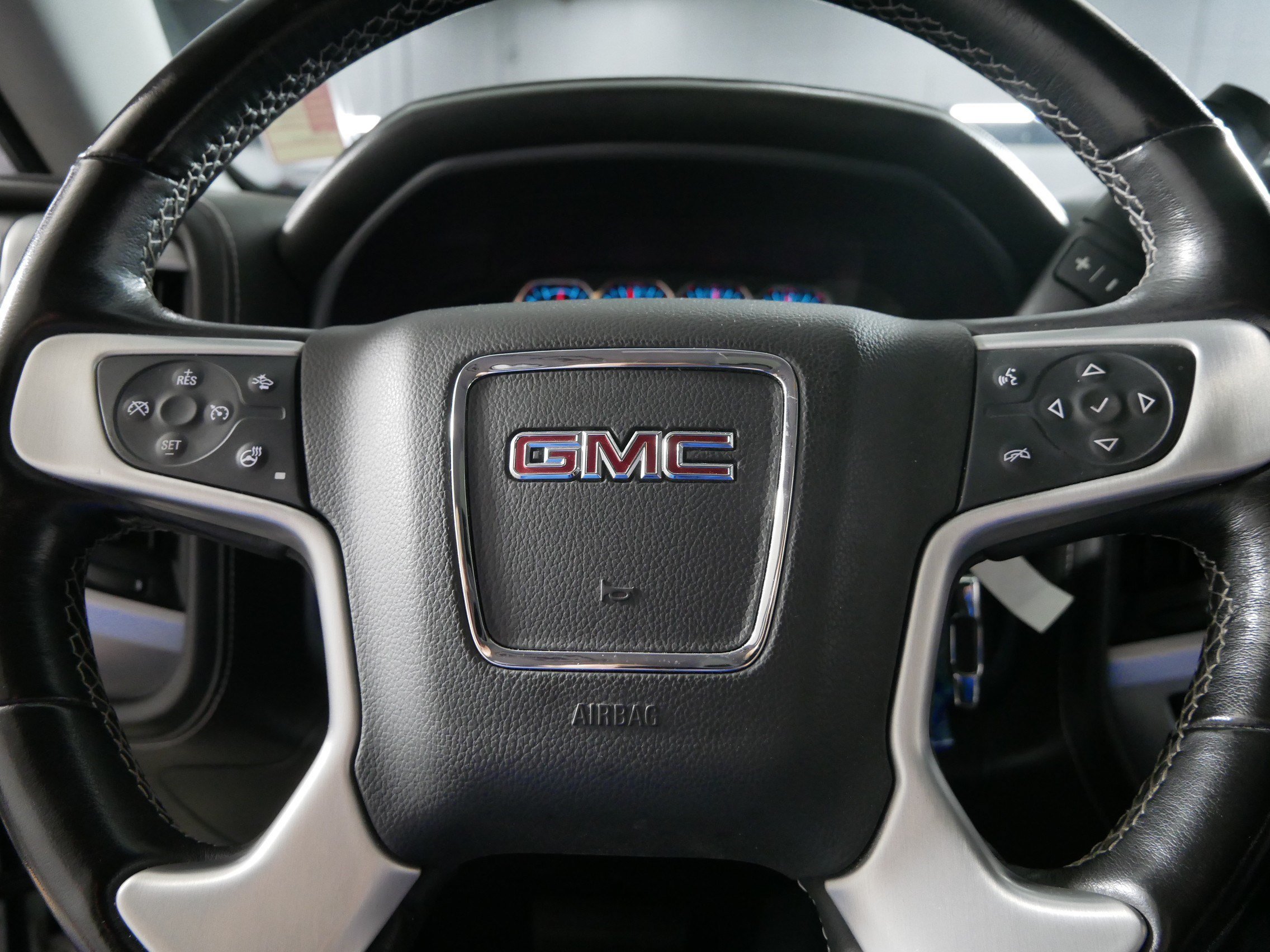 Used 2018 WHITE FROST TRICOAT GMC SLT image 25