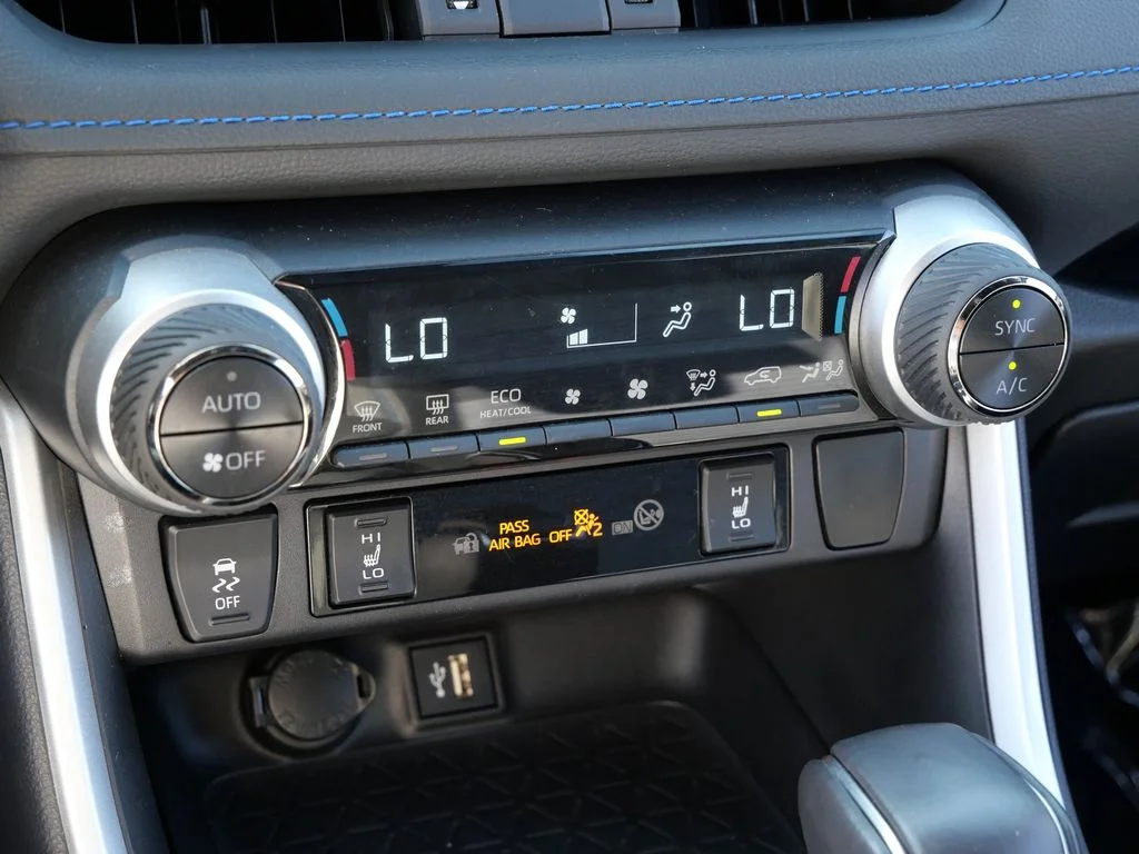 2025 Toyota RAV4 XSE - Photo 19