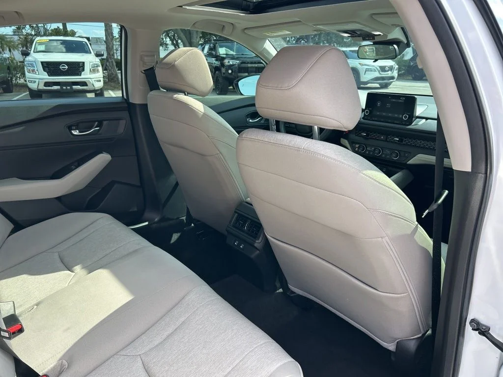 Used 2025 Platinum White Pearl Honda SE image 43