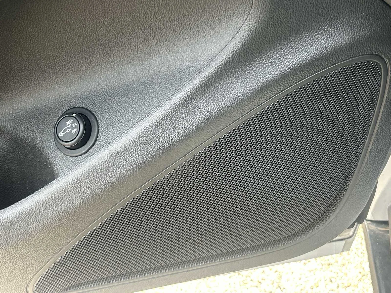 Used 2017 SUMMIT WHITE Buick Essence image 26