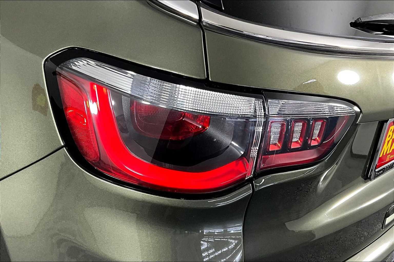 Used 2018 Olive Green Pearlcoat Jeep Latitude image 26