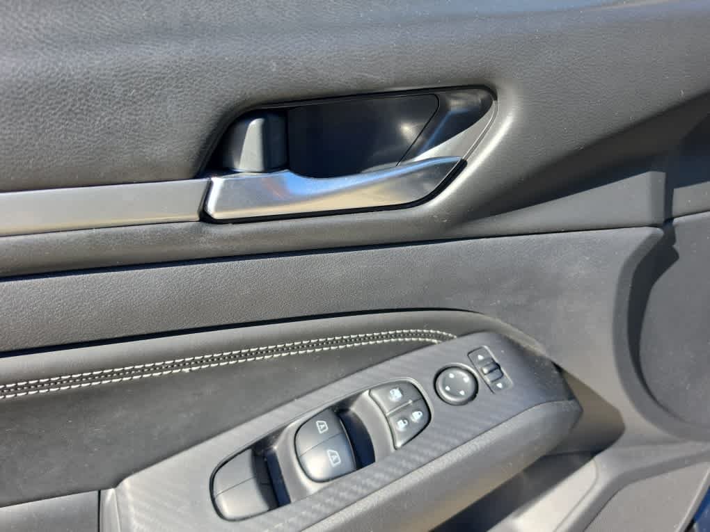 Used 2019 Super Black Nissan 2.5 SL image 19