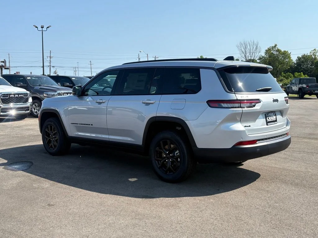 New 2026 Silver Zynith Exterior Paint Jeep Altitude image 5